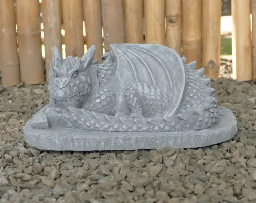 Artikelbild des Artikels “Jaro -Liegender Drache auf Sockel, 30cm L | Steinguss “